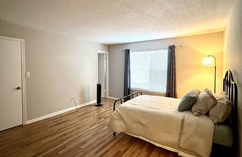 Hampton House | COZY CONDO W/LAKEVIEW! CLOSE TO COLISEUM, BEACHES, AND PENINSULA TOWN CENTER