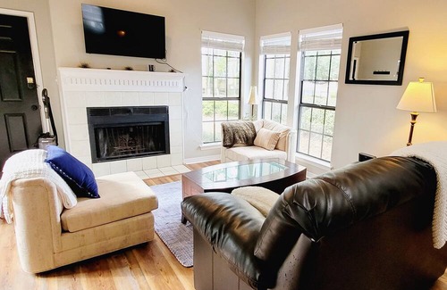 Daphne House | Remodeled Daphne townhome, close to I-10!