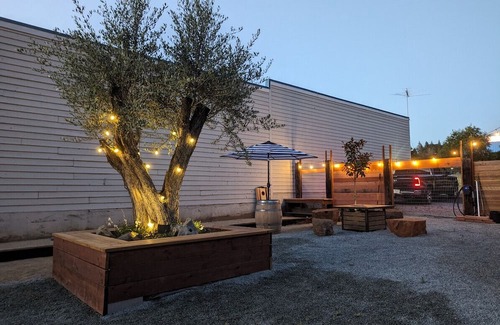 Placerville Apartment | #3 Ore Room Harper Inn · Restored 1940 Motel Full Kitchen w/ Free Bikes