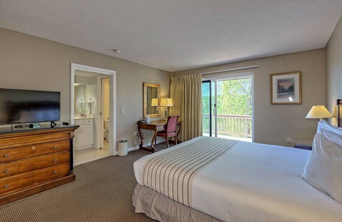 Clayton Condo | KW_409 King Bed Unit