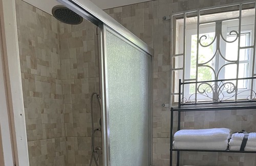 Drapers Villa | Villa Maat 5 minutes to Winnifred Beach