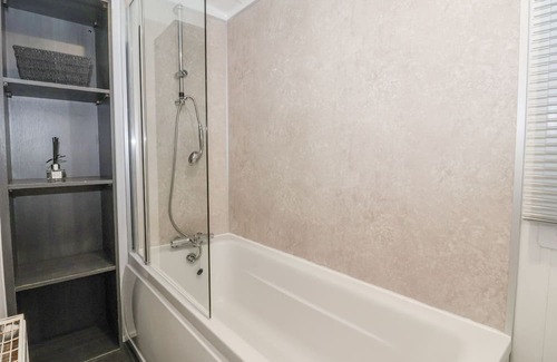 West Heslerton Cottage | TORTWORTH LODGE, pet friendly, with hot tub in Sherburn