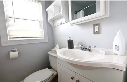 Northwest House | The Gathering! 6BR Home by Town Center w/ King Bed