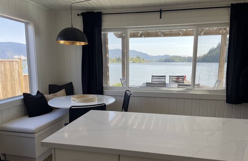 Hatzic House | Winter Escape with Amazing Views from the Hot Tub!