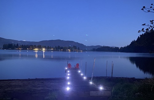 Hatzic House | Winter Escape with Amazing Views from the Hot Tub!