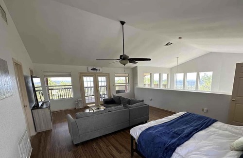 Jonestown House | Breathtaking Lakeviews 4 Bedrooms / 2 Bathrooms