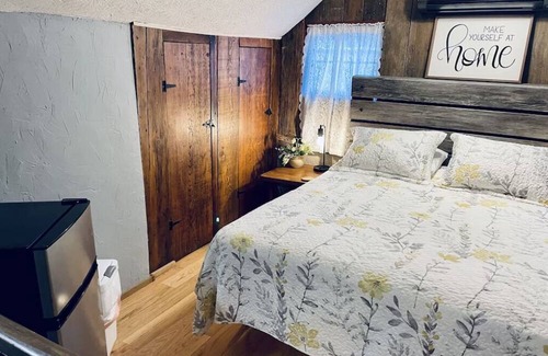 Maysville Cabin | The Cabin at 112 Main Street Augusta: Rustic River Retreat