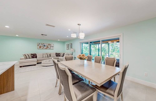 Central Naples House | Sunlit enchanting retreat with gorgeous yard & large patio - near beaches & golf