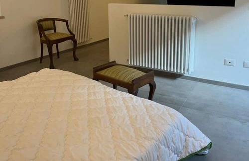 Invorio Apartment | Holiday Apartment 'La Casina Tra I Laghi' with Private Garden and Wi-Fi