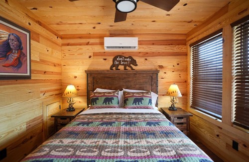 Bridgeport Cabin | CampQYB- Modern Lux Cabin, Hot Tub, FirePit, Games