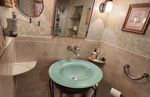 Alden Manor Bed & Breakfast | Hidden Gem in Elmont Close to JFK, UBS Arena