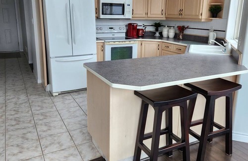 Okanagan-Similkameen Apartment | Snowbirds! Enjoy Osoyoos’ lakefront, top floor condo, centre of town 55+