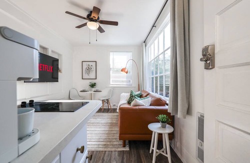 Willmore Apartment | NEW Mid Term Rental: Backyard & Deck, Beautiful garden, Parking Garage, Pets Ok