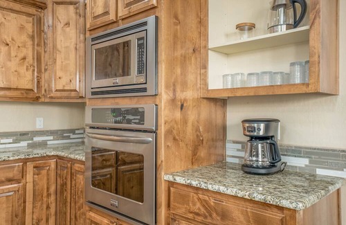 Paradise Hills Civic House | 3300SF of Modern Luxury - Spa/Work Space/Gym/Game Room - Pet Friendly!