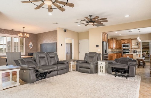 Paradise Hills Civic House | 3300SF of Modern Luxury - Spa/Work Space/Gym/Game Room - Pet Friendly!