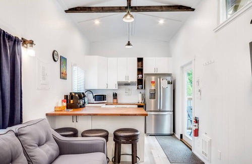 Port Alberni House | The Hummingbird House: One bedroom house that sleeps up to 4.