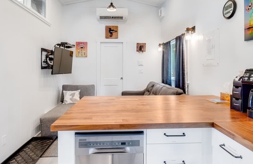 Port Alberni House | The Hummingbird House: One bedroom house that sleeps up to 4.