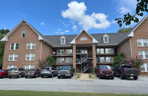 Auburn Condo | 2BR/2BA Renovated Condo under 1 mile to Toomers