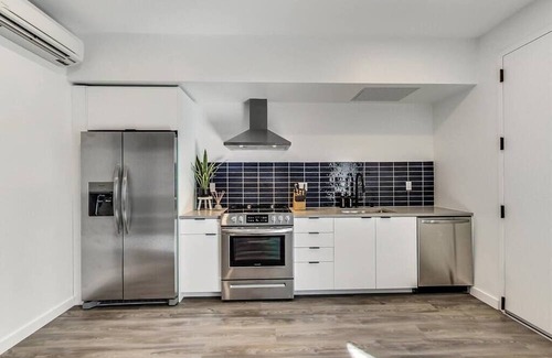Downtown Oakland Apartment | Brand New Stylish Studio Suite Near Downtown!