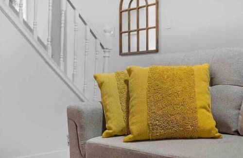 Shadyside Apartment | 3 Bedroom 718364 by Houzlet