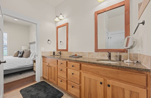 Leander Cabin | Lake Travis Luxury 5bd/3bath Cabin Hollows Resort