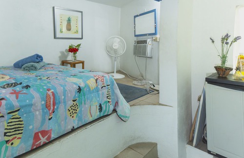 Contant Farms Apartment | Cozy, quiet, and safe Studio Apartment - 5 minute walk to Cruz Bay!