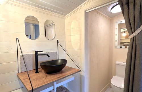 Geel Ski Chalet | Cozy chalet with a waterside terrace