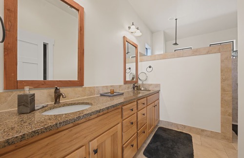 Leander Cabin | Lake Travis Luxury 5bd/3bath Cabin Hollows Resort