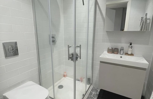 Upper Clapton Apartment | Beautiful modern 2 beds apartment with terrace.