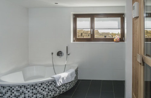 Holzminden House | Detached vacation home - luxury & nature with a view (sauna, fireplace, lounge couch)