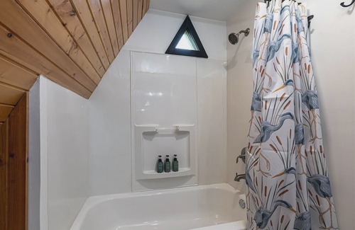 Makanda Cabin | Yoga, Work and Couple's Retreats- 3 A-Frame Cabins
