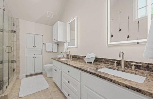 Leander Cabin | Lake Travis Luxury 5bd/3bath Cabin Hollows Resort