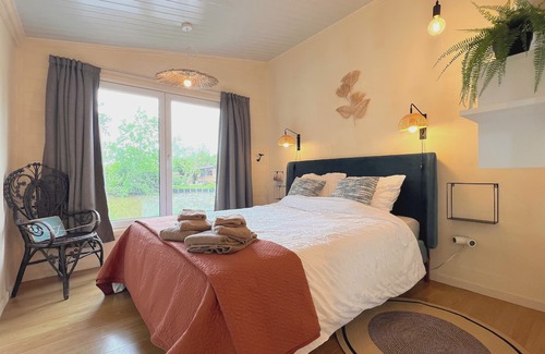 Geel Ski Chalet | Cozy chalet with a waterside terrace