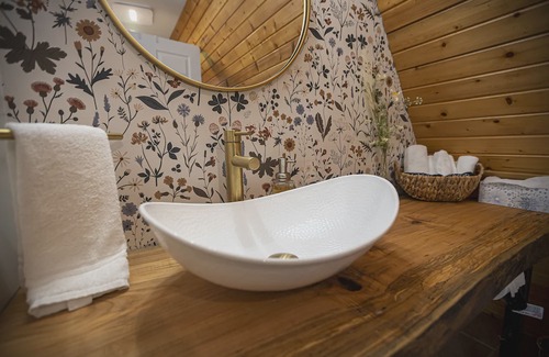 Makanda Cabin | Yoga, Work and Couple's Retreats- 3 A-Frame Cabins