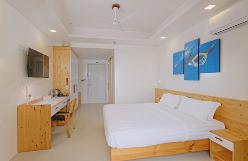 Fulidhoo House | Luau Beach Inn, Maldives