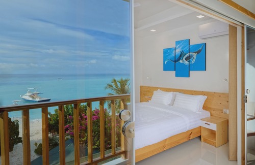 Fulidhoo House | Luau Beach Inn, Maldives