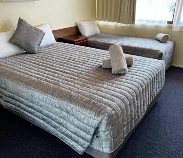 Monkland Hotel | Fox Glenn Motor Inn