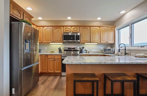 Thayerville Villa | Lake Views * Hot Tub * Fast Wi-Fi * Renovated