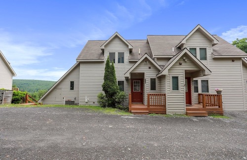 Thayerville Villa | Lake Views * Hot Tub * Fast Wi-Fi * Renovated
