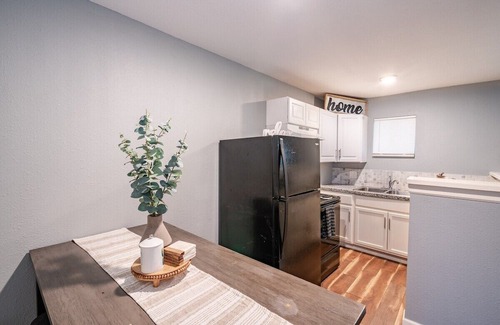 Park Place Apartment | Economy HTX Stay I Sleeps 6 I Parking I MedCenter