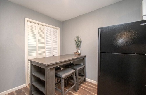 Park Place Apartment | Economy HTX Stay I Sleeps 6 I Parking I MedCenter