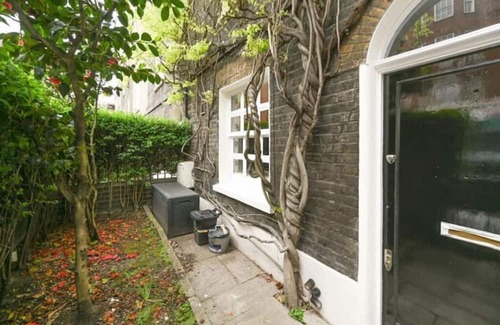 Churchill House | Stylish & Chic! A Georgian House in Zone 1!