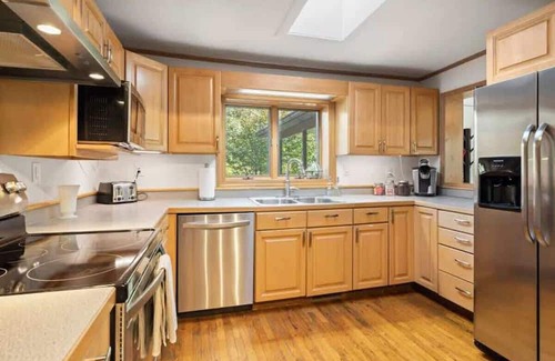 Hendersonville House | The Gathering Place~$375 Free Activities Daily
