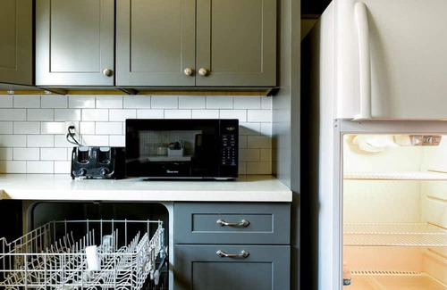 Alhambra House | Mid-Century 2BR + Parking + Near DTLA #TravelSGV