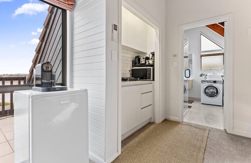 West Harbour House | West Harbour Modern Loft Studio with Iconic Skyline