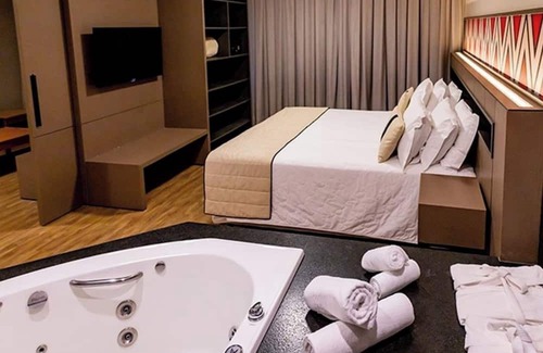 Foz do Iguacu Hotel | Elegant Master Suite | Romantic Couple’s Retreat with Pool & Resort Comforts