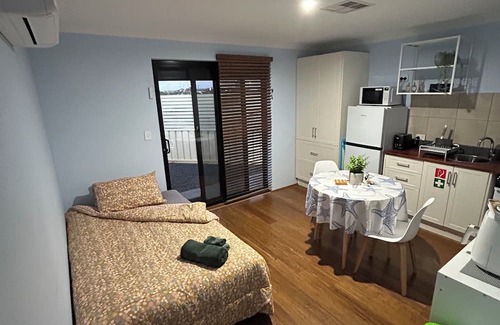 Madora Bay Bed & Breakfast | Within walking distance to shops, bus stop, station, restaurants and the beach.