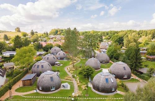 Muritz House | Kugelhaus Nordlichter - healthy living with clay & seagrass, eat-in kitchen, 2 bathrooms, Terra