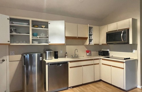 Wellington House | Spacious Suite in Wellington with AC and Parking