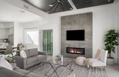 El Paso House | El Paso West Side Hikers Haven! Huge Hot Tub/Pool!